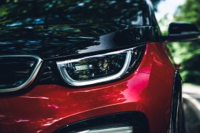 BMW i3- trojštvrťový pohľad spredu, detail predné svetlo- červená farba