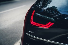 BMW i3- pohľad zozadu, detail zadné svetlo- červená farba