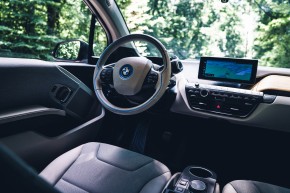 BMW i3- interiér, prístrojová doska- červená farba