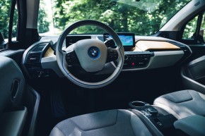 BMW i3- interiér, prístrojová doska, detail volant- červená farba