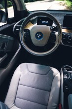 BMW i3- interiér, volant, predné sedadlo- červená farba