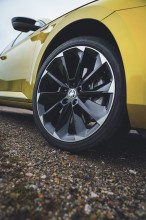 ŠKODA Superb- pohľad zboku, detail zadné koleso, disk- žltá farba