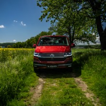 Volkswagen Multivan červený