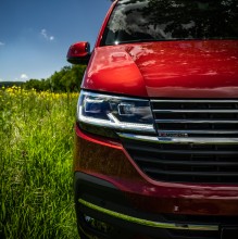 Volkswagen Multivan červený detail predné svetlo