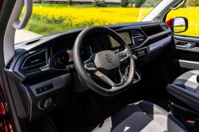 Volkswagen Multivan červený interiér detail prístrojová doska