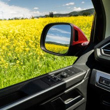 Volkswagen Multivan červený detail spätné zrkadlo