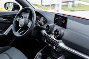 Audi Q2 červená farba interiér
