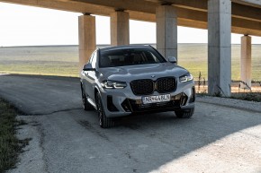BMW X4 šedá
