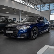 Audi A8 modrá