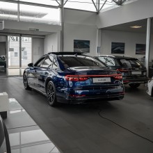 Audi A8 modrá
